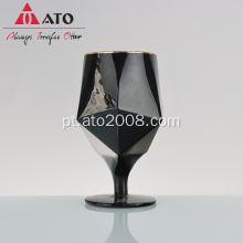 Copo de vinho tinto de mesa com copo de aro dourado
